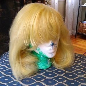 Medium blonde wig with bangs